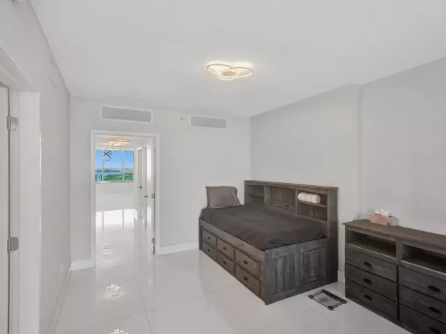 4-bedroom condo for sale in Sunny Isles Beach - 400 Sunny Isles Boulevard 2005 - MondialRealty