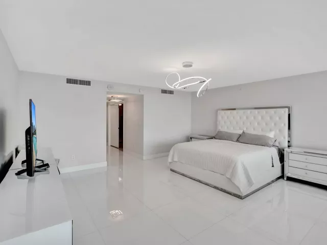 4-bedroom condo for sale in Sunny Isles Beach - 400 Sunny Isles Boulevard 2005 - MondialRealty