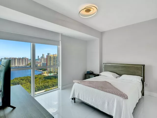 4-bedroom condo for sale in Sunny Isles Beach - 400 Sunny Isles Boulevard 2005 - MondialRealty