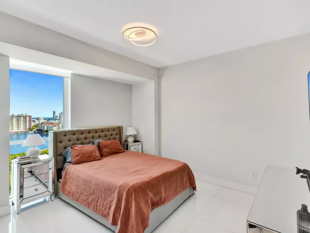 4-bedroom condo for sale in Sunny Isles Beach - 400 Sunny Isles Boulevard 2005 - MondialRealty