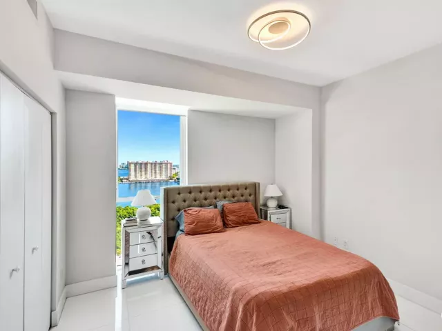 4-bedroom condo for sale in Sunny Isles Beach - 400 Sunny Isles Boulevard 2005 - MondialRealty