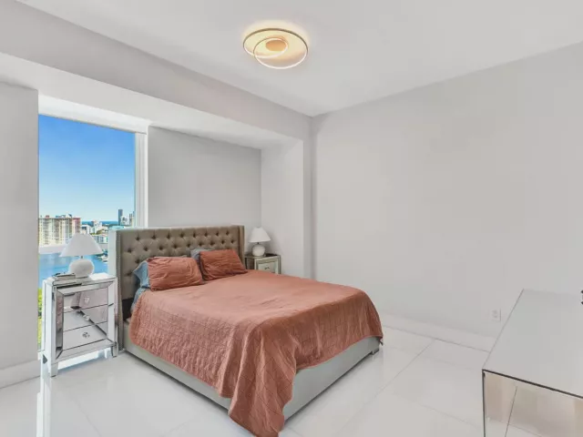 4-bedroom condo for sale in Sunny Isles Beach - 400 Sunny Isles Boulevard 2005 - MondialRealty