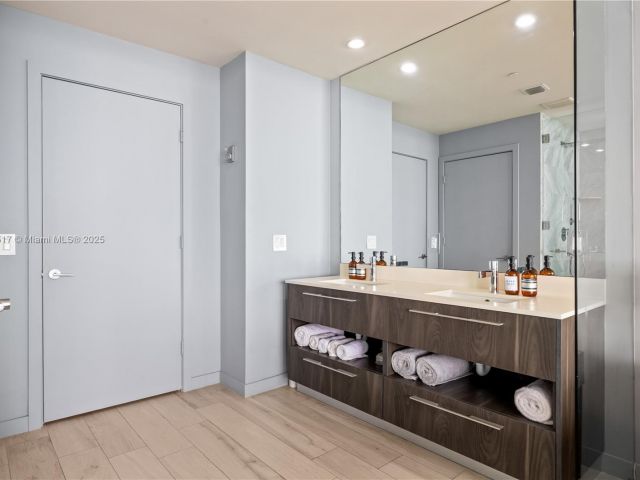 Apartment for sale  Unit #4906 - photo 6077782