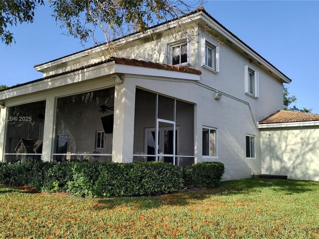 Home for sale at 650 SE 30th Dr - photo 5869454