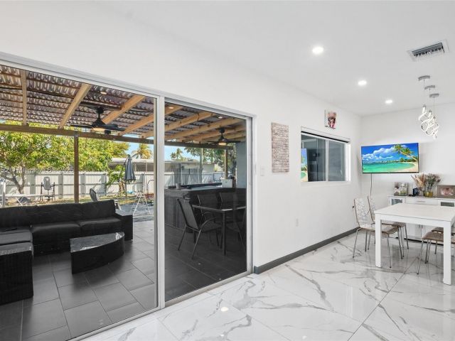 Home for sale at 5117 Washington St - photo 5875587