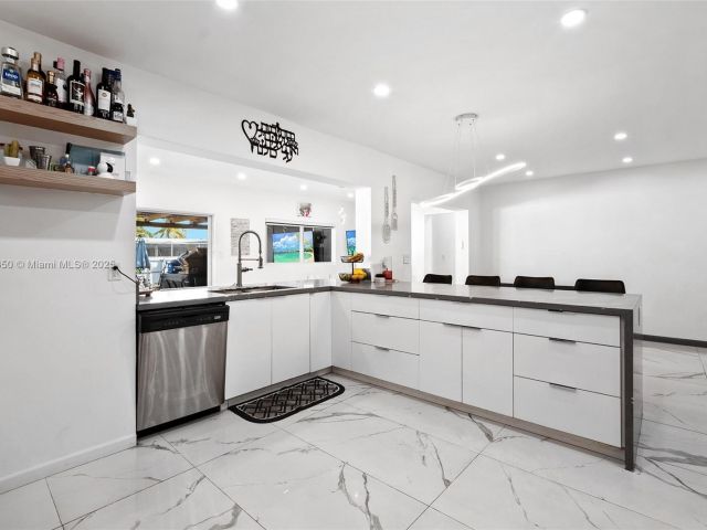 Home for sale at 5117 Washington St - photo 5875589