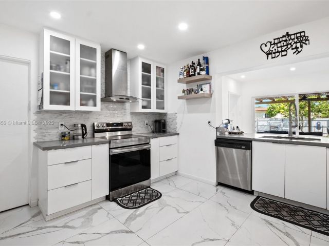 Home for sale at 5117 Washington St - photo 5875591