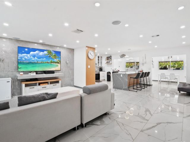 Home for sale at 5117 Washington St - photo 5875593