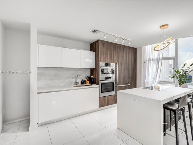 Apartment for sale  Unit #1102 - photo 5923469