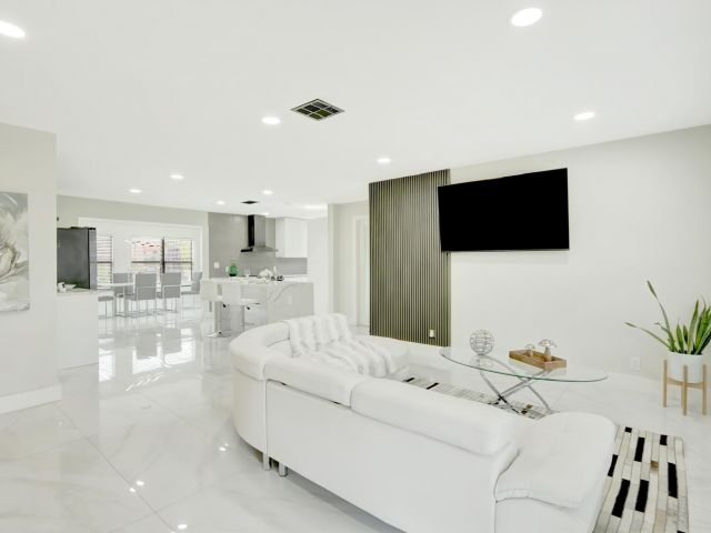 Home for sale at 400 NW 20th Street - photo 6271531