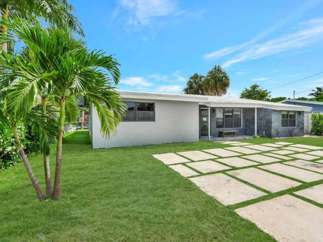 Home for sale at 400 NW 20th Street - photo 6271535