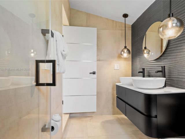 Home for rent at 281 NE 48th Ter - photo 6047138