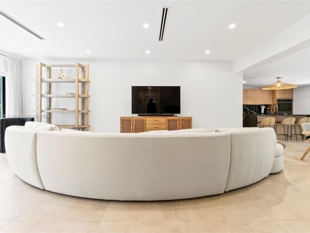 Home for rent at 281 NE 48th Ter - photo 6047148