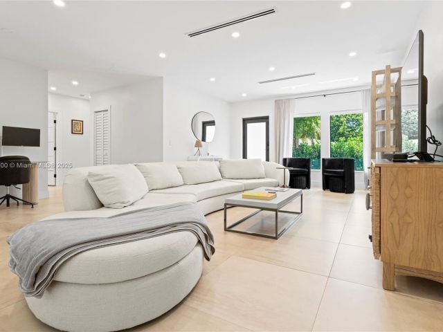 Home for rent at 281 NE 48th Ter - photo 6047149