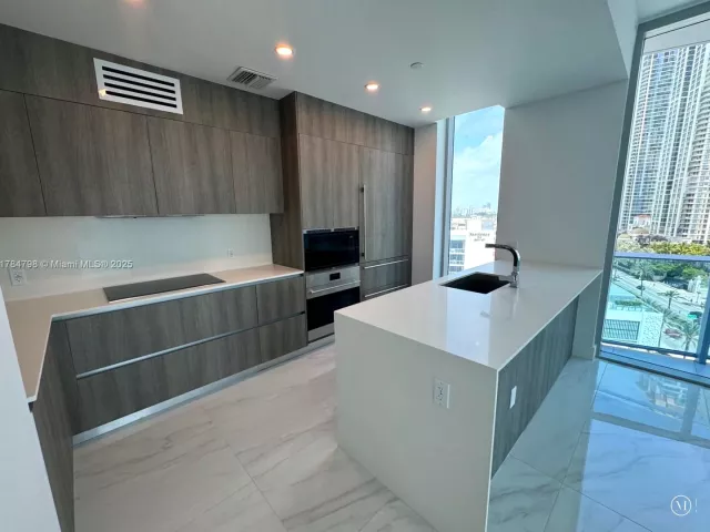 2-bedroom condo for rent in Sunny Isles Beach - 17550 Collins Ave 1005 - MondialRealty