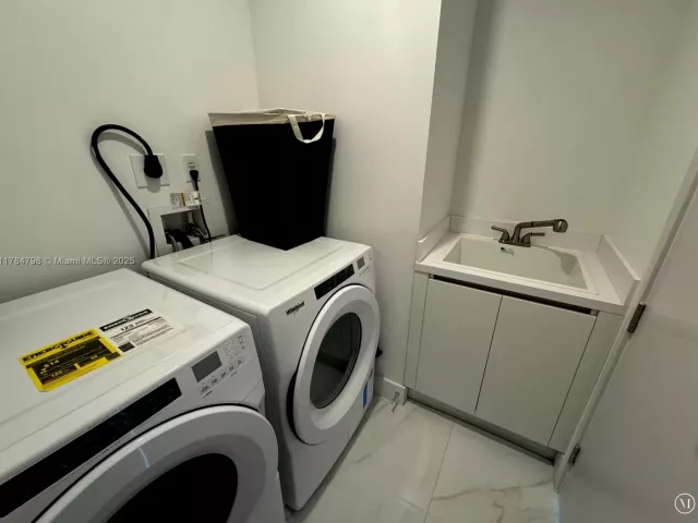 2-bedroom condo for rent in Sunny Isles Beach - 17550 Collins Ave 1005 - MondialRealty