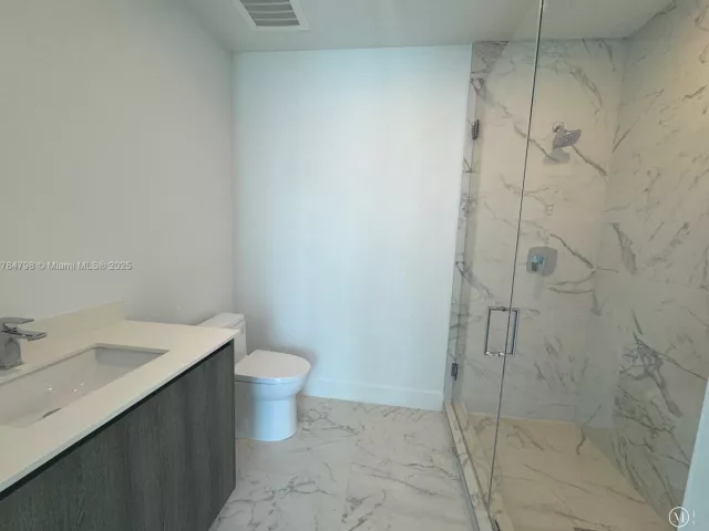 2-bedroom condo for rent in Sunny Isles Beach - 17550 Collins Ave 1005 - MondialRealty