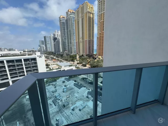 2-bedroom condo for rent in Sunny Isles Beach - 17550 Collins Ave 1005 - MondialRealty