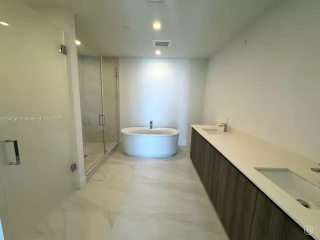 2-bedroom condo for rent in Sunny Isles Beach - 17550 Collins Ave 1005 - MondialRealty