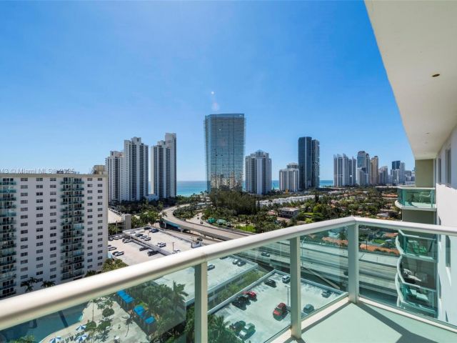 1-bedroom condo for sale in Sunny Isles Beach - 19380 Collins Ave PH-6 - MondialRealty