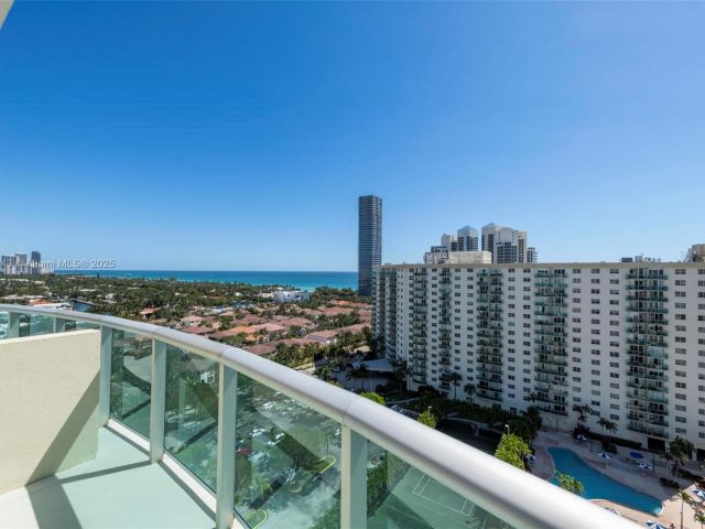 1-bedroom condo for sale in Sunny Isles Beach - 19380 Collins Ave PH-6 - MondialRealty