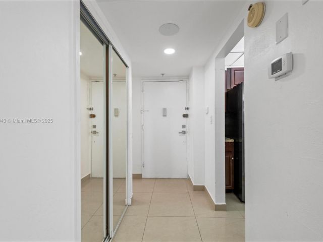1-bedroom condo for sale in Sunny Isles Beach - 19380 Collins Ave PH-6 - MondialRealty