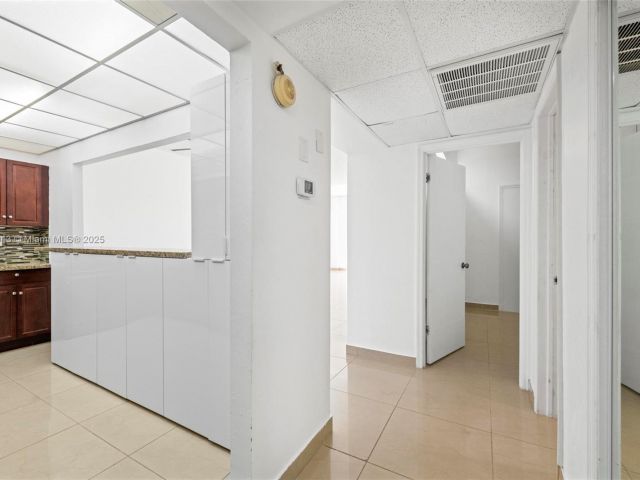 1-bedroom condo for sale in Sunny Isles Beach - 19380 Collins Ave PH-6 - MondialRealty