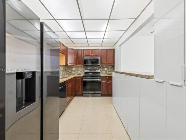 1-bedroom condo for sale in Sunny Isles Beach - 19380 Collins Ave PH-6 - MondialRealty