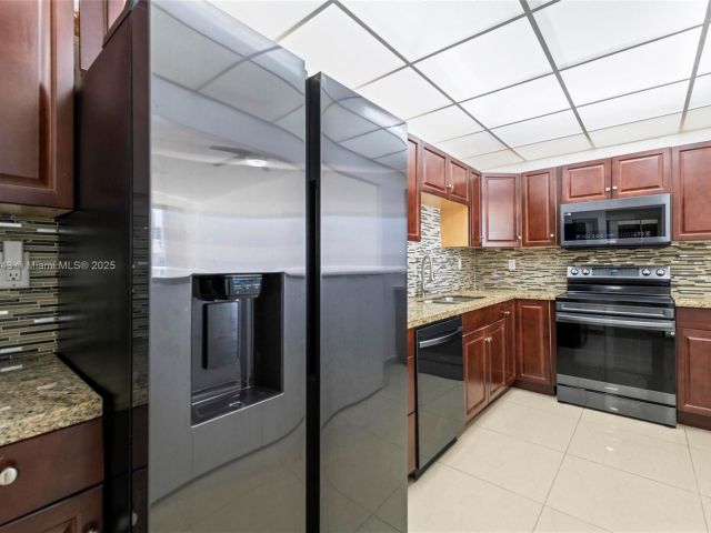 1-bedroom condo for sale in Sunny Isles Beach - 19380 Collins Ave PH-6 - MondialRealty