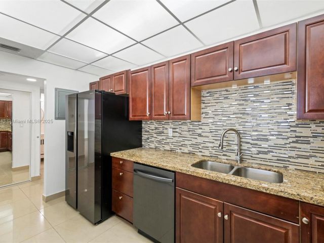 1-bedroom condo for sale in Sunny Isles Beach - 19380 Collins Ave PH-6 - MondialRealty