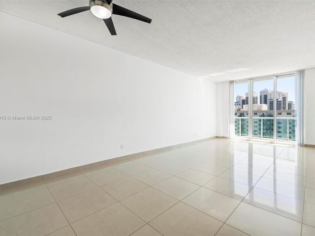 1-bedroom condo for sale in Sunny Isles Beach - 19380 Collins Ave PH-6 - MondialRealty