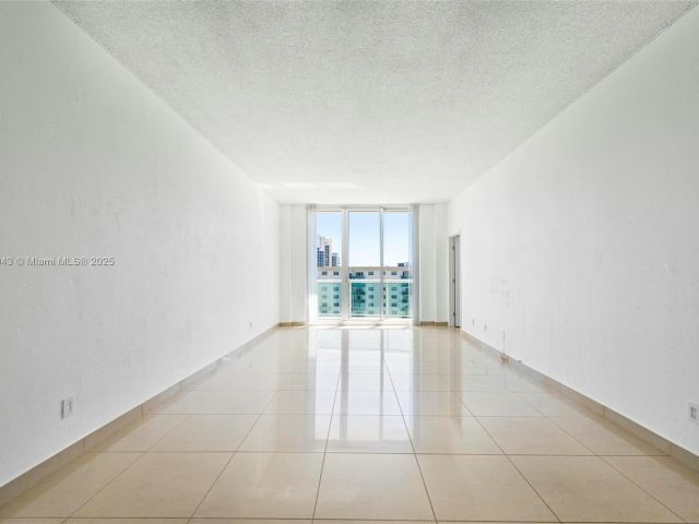 1-bedroom condo for sale in Sunny Isles Beach - 19380 Collins Ave PH-6 - MondialRealty