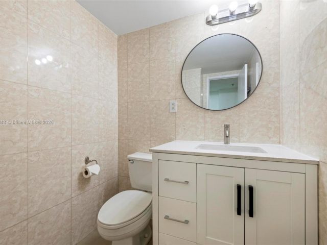 1-bedroom condo for sale in Sunny Isles Beach - 19380 Collins Ave PH-6 - MondialRealty