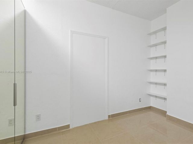 1-bedroom condo for sale in Sunny Isles Beach - 19380 Collins Ave PH-6 - MondialRealty