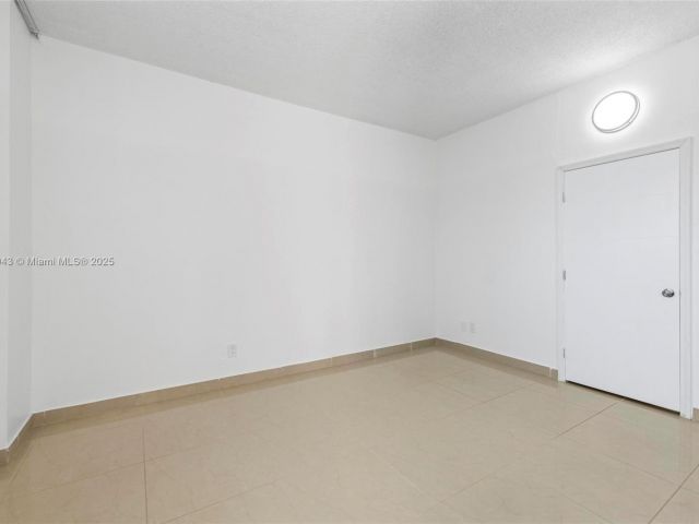 1-bedroom condo for sale in Sunny Isles Beach - 19380 Collins Ave PH-6 - MondialRealty
