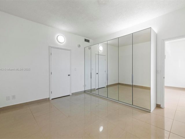 1-bedroom condo for sale in Sunny Isles Beach - 19380 Collins Ave PH-6 - MondialRealty