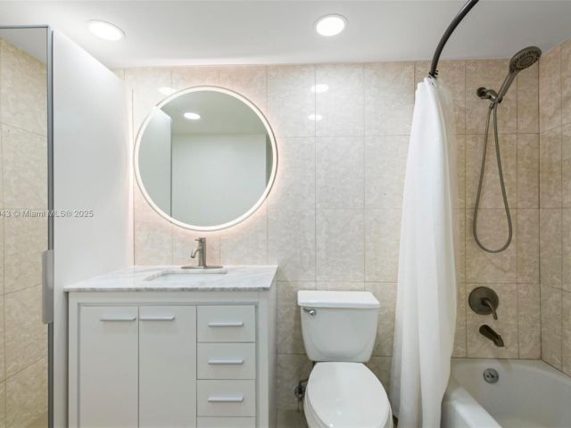 1-bedroom condo for sale in Sunny Isles Beach - 19380 Collins Ave PH-6 - MondialRealty