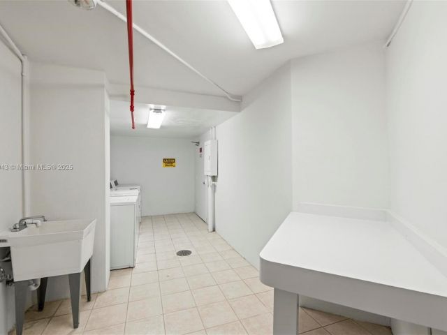 1-bedroom condo for sale in Sunny Isles Beach - 19380 Collins Ave PH-6 - MondialRealty