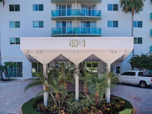 2-bedroom condo for sale in Sunny Isles Beach - 19380 Collins Ave 1002 - MondialRealty