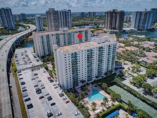 2-bedroom condo for sale in Sunny Isles Beach - 19380 Collins Ave 1002 - MondialRealty