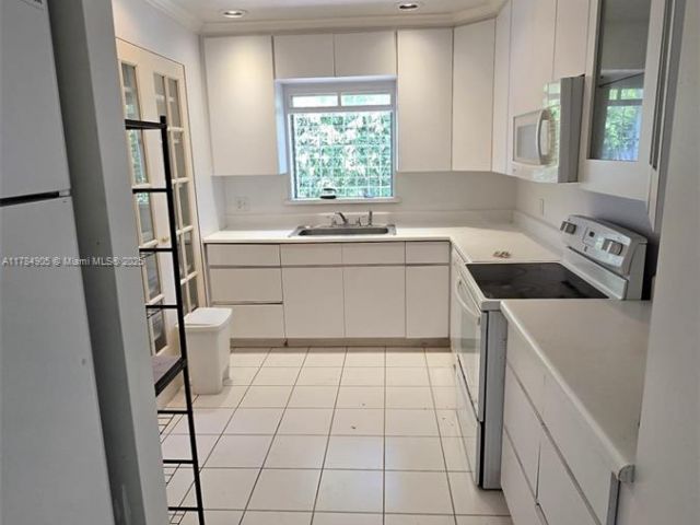 Home for rent at 1901 SW 2nd Ave - photo 5900241