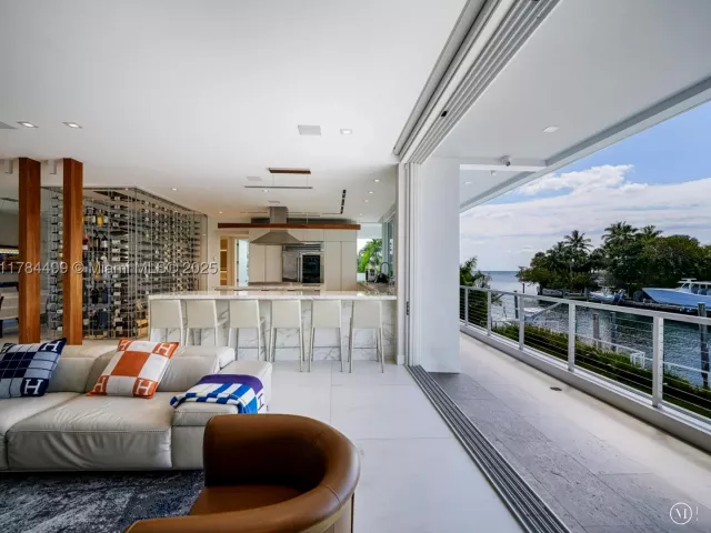 6-bedroom home for sale in Coral Gables - 830 Lugo Ave - MondialRealty