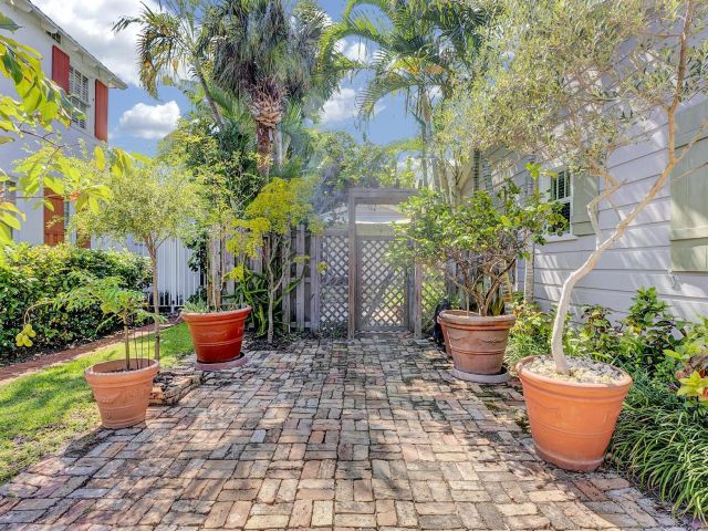 Home for sale at 42 Palm Square - photo 5877687