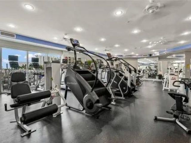 1-bedroom condo for sale in Aventura - 3370 Hidden Bay Dr 610 - MondialRealty