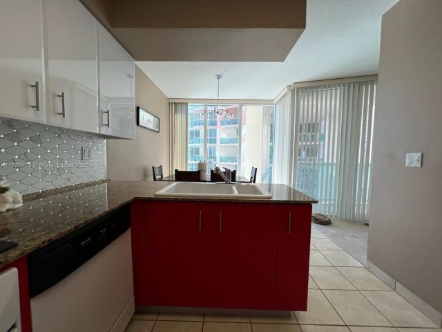 1-bedroom condo for sale in Aventura - 3370 Hidden Bay Dr 610 - MondialRealty