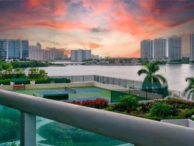 1-bedroom condo for sale in Aventura - 3370 Hidden Bay Dr 610 - MondialRealty