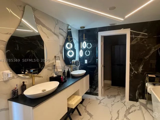 3-bedroom condo for rent in Hollywood - 3101 S Ocean Dr 1707 - MondialRealty