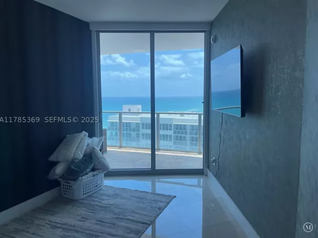 3-bedroom condo for rent in Hollywood - 3101 S Ocean Dr 1707 - MondialRealty