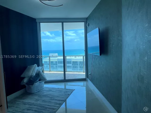 3-bedroom condo for rent in Hollywood - 3101 S Ocean Dr 1707 - MondialRealty