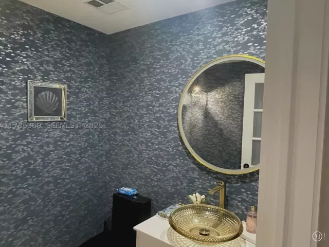 3-bedroom condo for rent in Hollywood - 3101 S Ocean Dr 1707 - MondialRealty